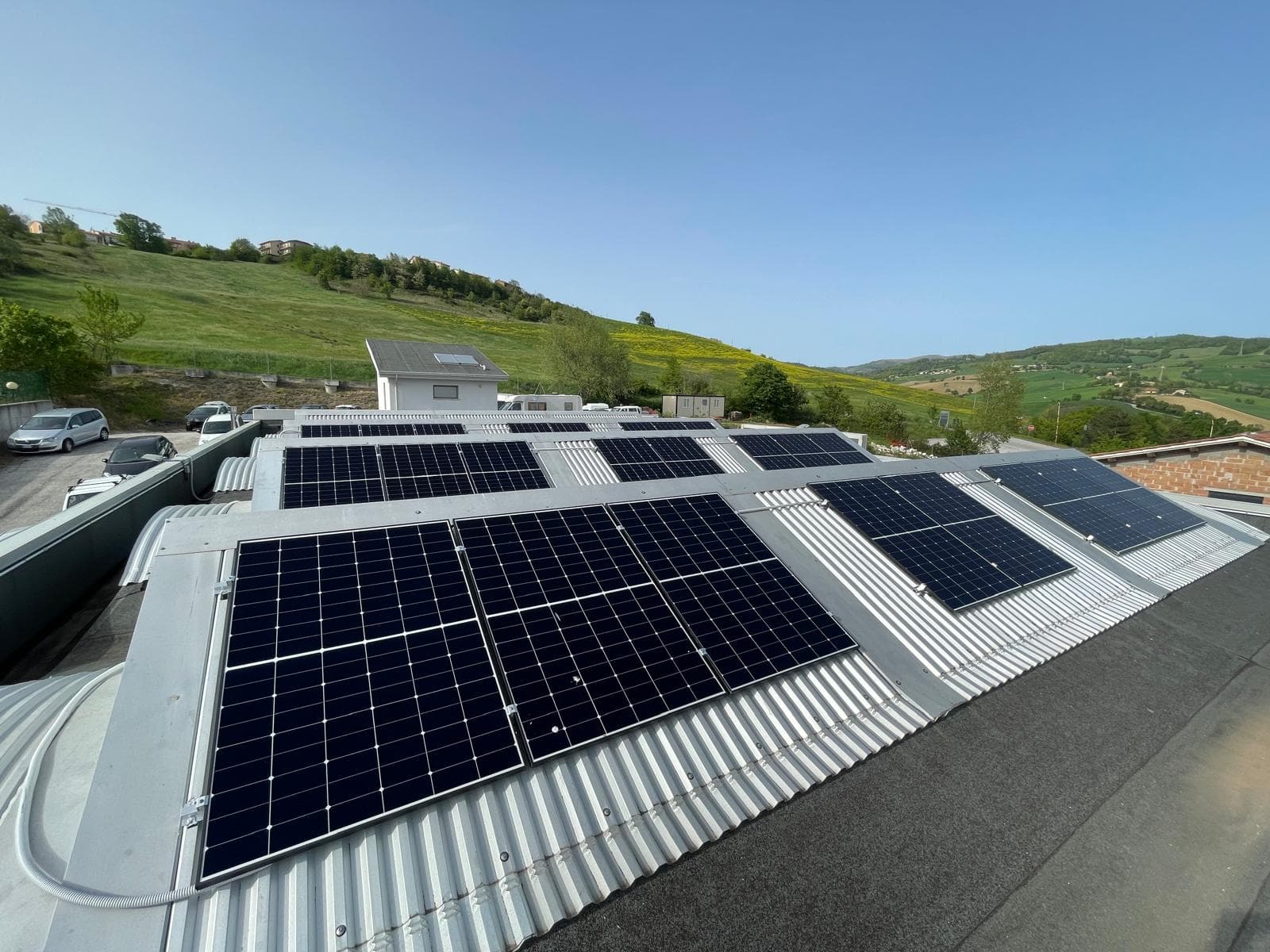 Foto numero 1 di Impianto Aziendale da 10 kW ibrido senza accumulo