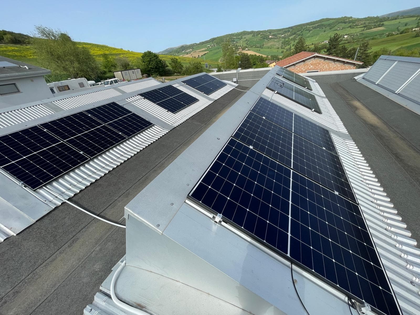Foto numero 2 di Impianto Aziendale da 10 kW ibrido senza accumulo