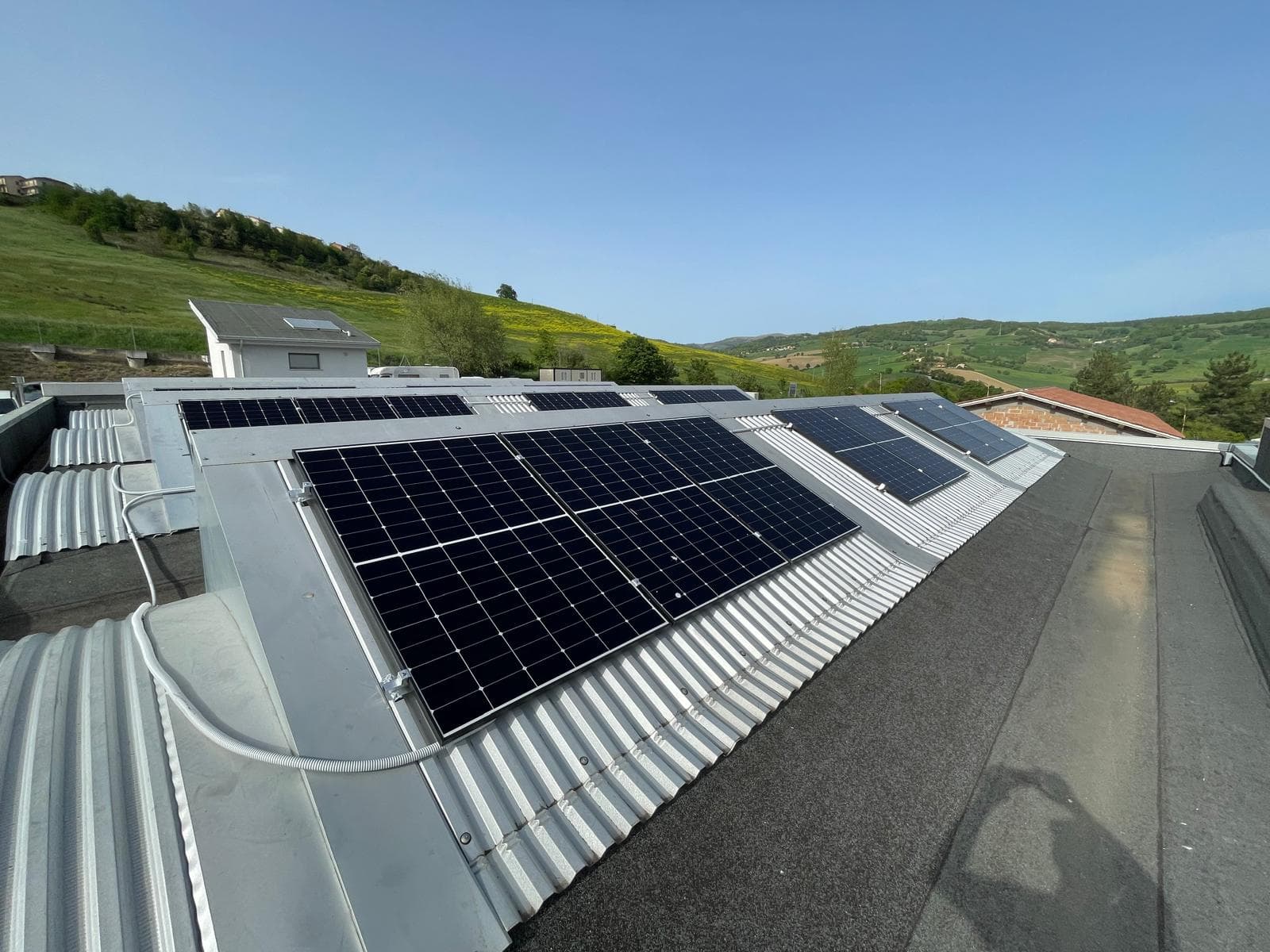 Foto numero 3 di Impianto Aziendale da 10 kW ibrido senza accumulo